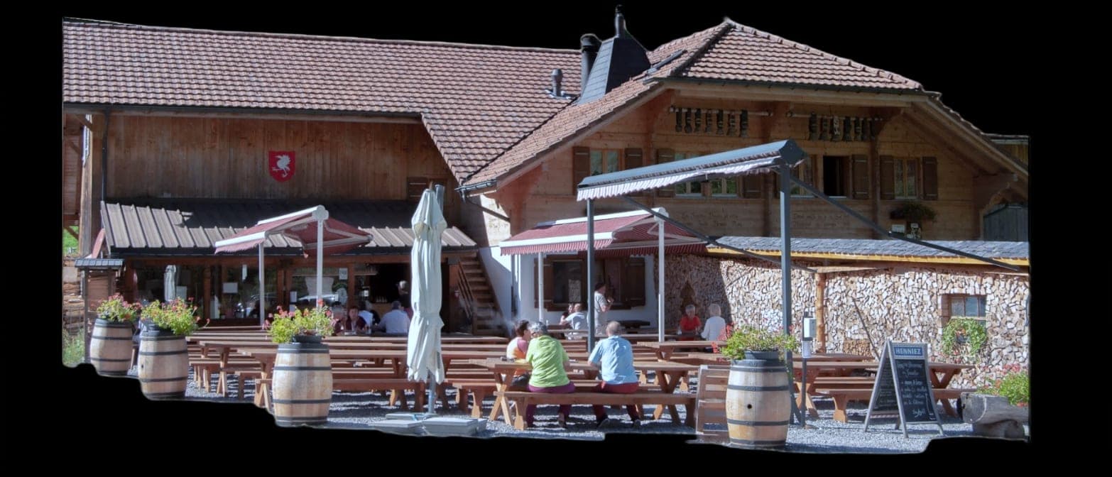 La buvette et sa terrasse, à l'entrée de la vallée